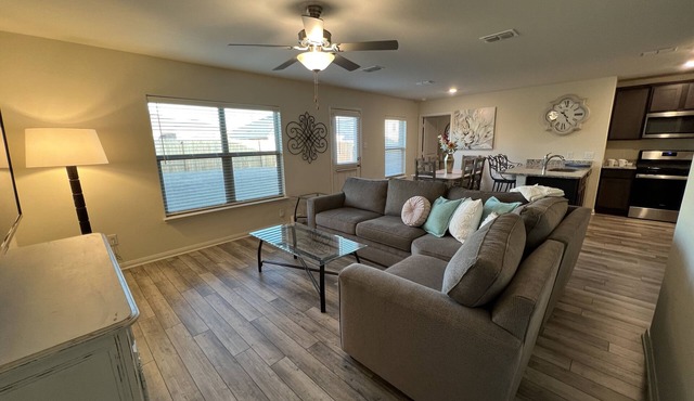 Stylish Modern 3BD 2BA 30 minutes to Downtown Dallas Free HS-WiFi
