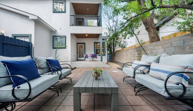 Stylish + Modern 4-bedroom, 10 minutes to Downtown