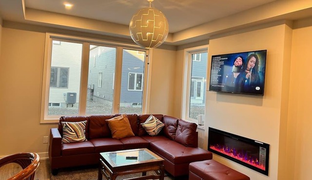 Stylish & Modern 4BD/3.5 Bath Townhome w/Self Check-In+Kitchen & ParkinginKanata