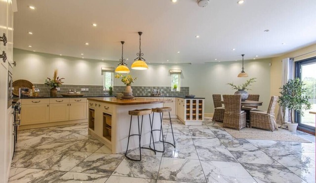 Stylish, modern 5bed Farmhouse w/garden & parking