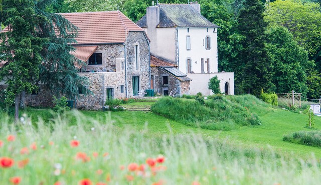 Stylish, modern and spacious conversion of a 19C barn with pool, sleeps 10