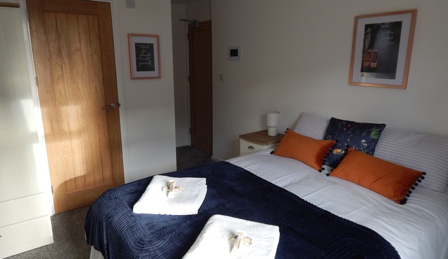 Stylish, modern and well located en-suite room with parking