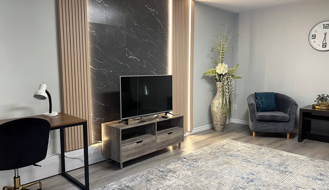 Stylish Modern Apartment | King Beds | Work-Friendly | Free Parking