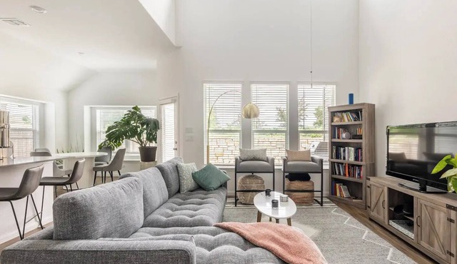 Stylish & Modern Austin Home with Yard & Gated Community Pool