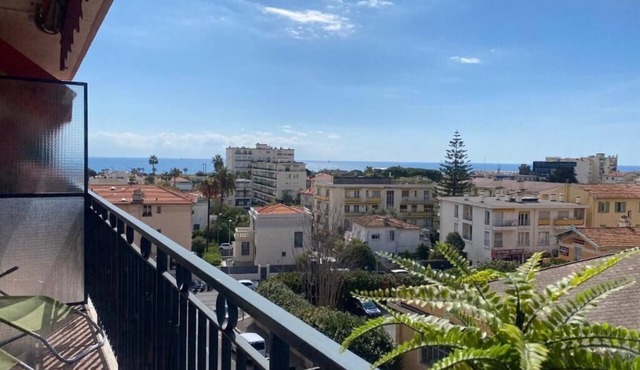 STYLISH MODERN BEACH STUDIO