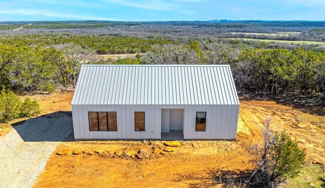 Stylish Modern Cabin with hill country views!