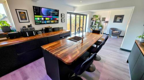 Stylish, Modern Cardiff Home, Perfect for Groups and Families