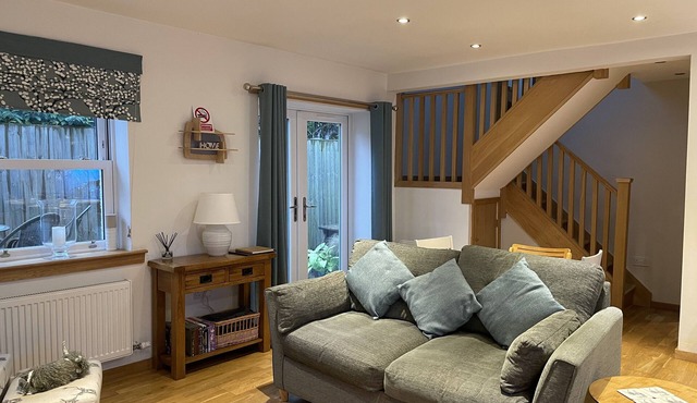 Stylish, modern cottage sleeps 4 with private hot tub. 45 mins from Edinburgh.