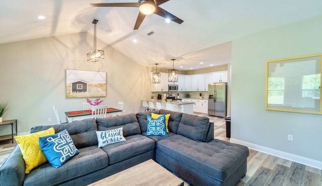 Stylish & Modern Dothan Getaway Mins to Downtown!