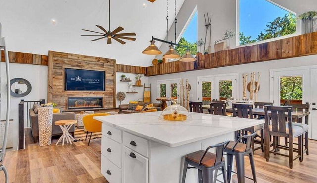 Stylish Modern Farmhouse Near Table Rock Lake In and Outdoor Pools Pickleball Free Daily Tickets!