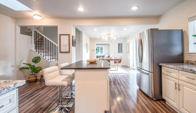 Stylish Modern Farmhouse w/Yard 10 mins from DT