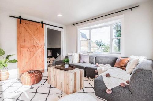 Stylish Modern Farmhouse wYard 10 mins from DT