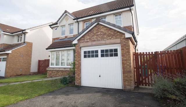Stylish, modern four bed house ideal for large groups,families or contractors