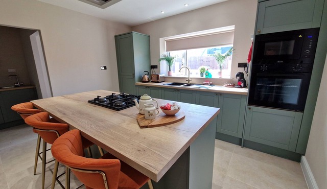 Stylish & Modern 7 Bedroom house