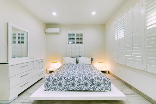 Stylish Modern Home, AC, Parking & Near FWYs