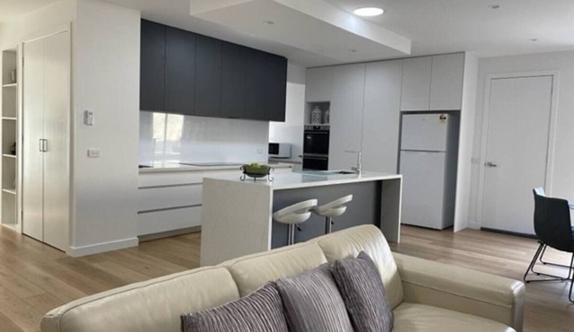 Stylish Modern Home – Easy CBD & Airport Access