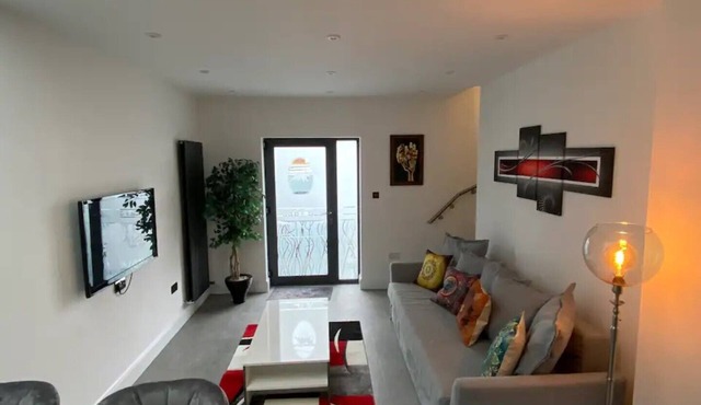 Stylish & modern, in a quiet, convenient location