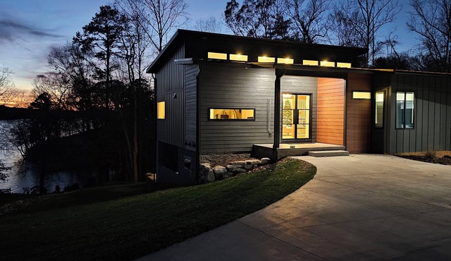 Stylish & Modern Lakefront House, Dog Friendly