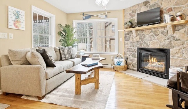 Stylish & Modern Private Getaway in Lake Ariel!