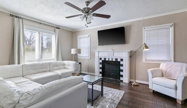 Stylish & Modern Private Getaway in Richardson!