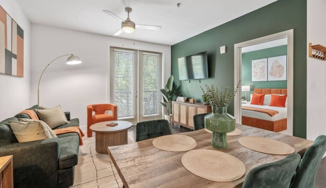 Stylish Modern Queen Suite + Parking, Pet Friendly