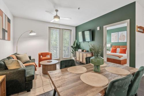 Stylish Modern Queen Suite Parking Pet Friendly