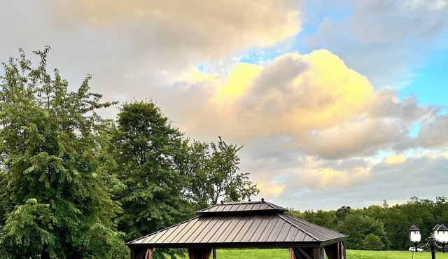 Stylish Modern Retreat: 3.5 Acres + 1 Hour From NYC