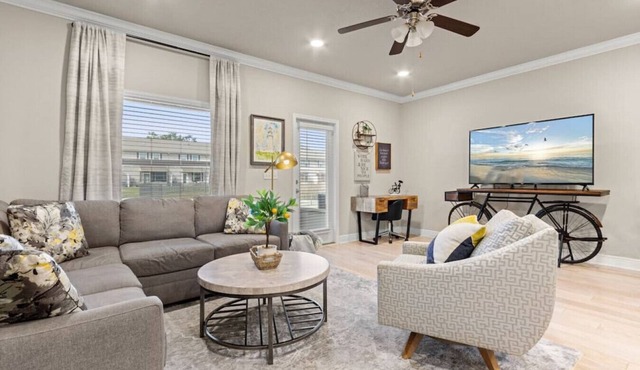 Stylish Modern Retreat in Downtown w/Pool, 3 Bedroom, 2.5 bath, free parking