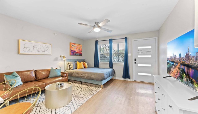 Stylish modern studio close to Downtown and Domain