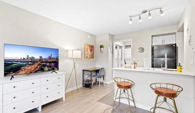 Stylish Modern Studio Close to Downtown and Domain