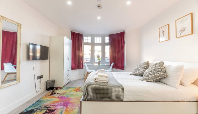 Stylish modern studio with parking, London - Pass the Keys