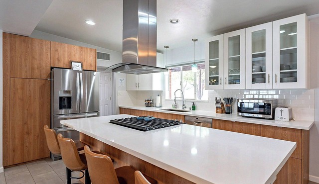 Stylish Modern Vintage 3BR/2BA with Pool Sleeps 8 - Low Summer Rates! 🏖️