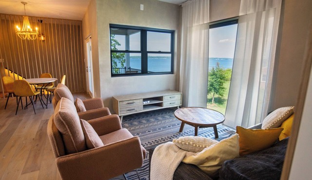 Stylish & Modern Waterfront retreat, Serene and with great views,1Hr to DC