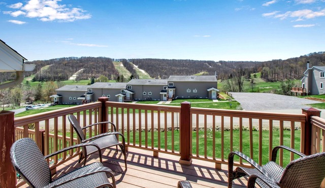 Stylish, Modern & Walk or Shuttle to Holiday Valley