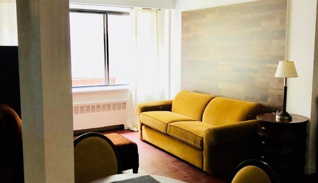 Stylish Montreal Apartment: Comfortable Stay in the Golden Square Mile