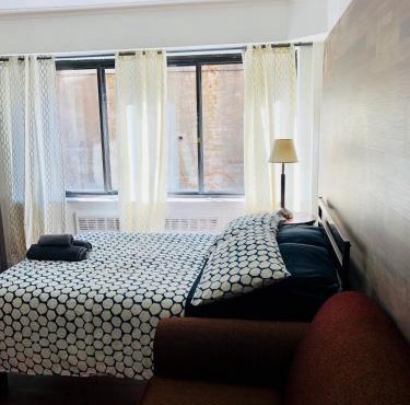 Stylish Montreal Apartment: Comfortable Stay in the Golden Square Mile
