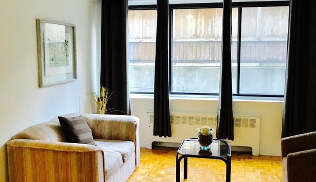 Stylish Montreal Apartment: Comfortable Stay in the Golden Square Mile