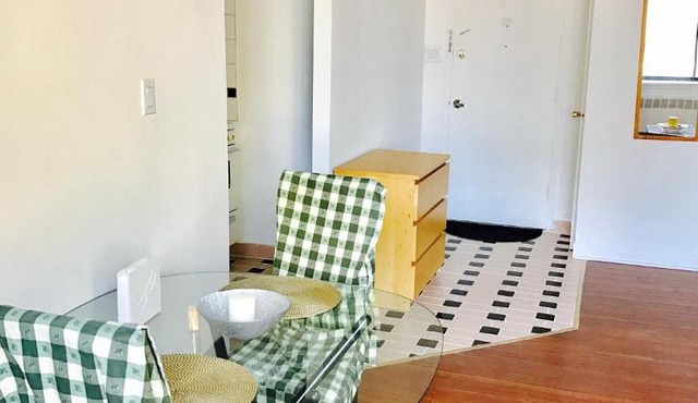 Stylish Montreal Apartment: Comfortable Stay in the Golden Square Mile