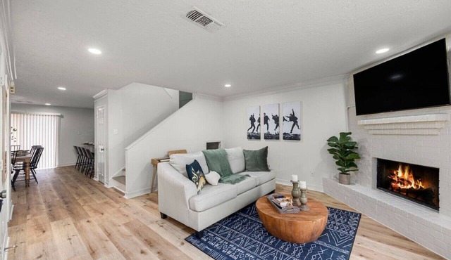 Stylish Montrose Townhome with Music Decor and Sleeps 10