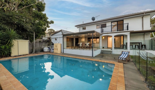 Stylish Morningside Family Home: 6 Bedrooms with Pool, Game & BBQ minutes to CBD