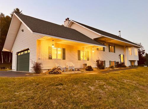 Stylish Mountain Chalet 15mins to Gore Mountain , Large Hot Tub, Playroom & Large Heated Pool