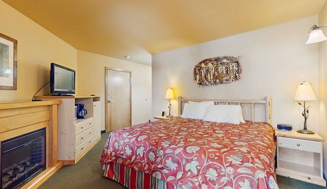 Stylish mountain retreat steps from downtown Leavenworth!