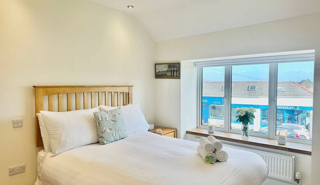 Stylish Mumbles Getaway-Parking, Heart of Village - Pass the Keys