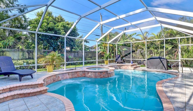 Stylish Naples Park Bungalow, Heated Pool, Jacuzzi, Lanai, close to beach !