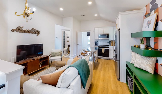 Stylish Nashville cottage with a washer/dryer, full kitchen & central AC