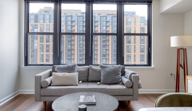 Stylish Navy Yard Studio w/Gym & Roof Pool, nr Baseball, by Blueground