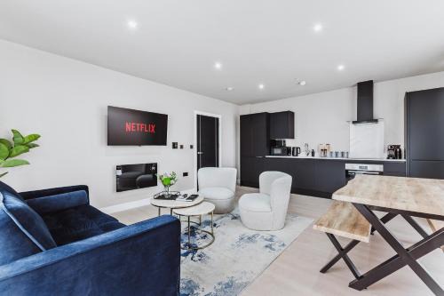 Stylish new-build, FREE parking, 10 minutes to NEC & BHX airport