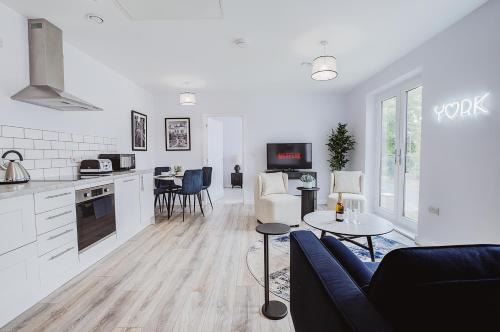 Stylish new-build, free parking, 20-minute walk to city centre