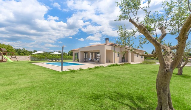 Stylish New design Villa, 1.400 m2 garden with private pool ,Central Istria