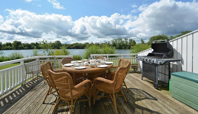 Stylish New England lakeside retreat in the Cotswold Water Park